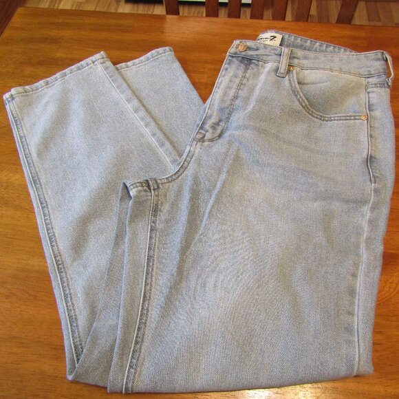 Seven 7 Premium Brand Light Wash 90's Straight Leg Jean Size 12 NWT - Picture 2 of 4